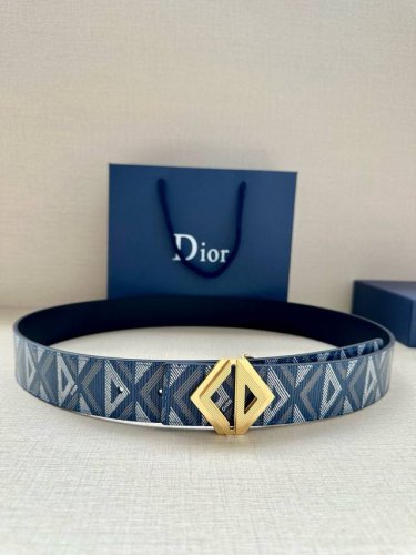 特 宽度4.0Cm 这款腰带扣采用全新的 Cd Diamond 标志造型，以不锈钢打造。可与各式 40 毫米腰带搭配，打造个性造型。
