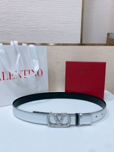 Vlogo Signature搭扣，饰以施华洛世奇仿珍珠 -施华洛钻 花纹搭扣 -进口小牛皮材质 进平纹带身 -宽度：3厘米