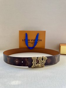 lv Pyramide This Is Not Mng 双面腰带令 Monogram 图案沉入朦胧意境，反面衔接做旧光滑牛皮革，一展艺术气息。Lv Pyrami