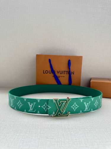 特 Lv Initiales 4.0宽双面腰带是 年春夏男装系列的配饰。Taga 皮革触感柔软，与另一面的Monogram 帆布碰撞色彩。同色 Lv 字母以抛光