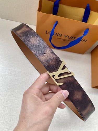 特P240 Lv Pyramide This Is Not Mng 双面腰带令 Monogram 图案沉入朦胧意境，反面衔接做旧光滑牛皮革，一展艺术气息。Lv