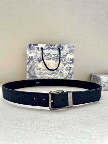 宽度3.5Cm Dior 这款腰带采用黑色超迷你 Oblique 印花面料精心制作，搭配金属覆层黄铜腰带扣，彰显优雅时尚的风范。腰带长度可调节，可与各式 35