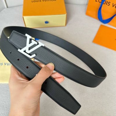 特 寬度：35mm Lv S-Lock系列 精緻的字母搭扣 搭配驢家法國原廠荔枝紋皮料 手感超好 雙面用