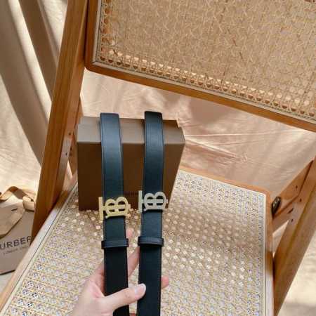 Bur~Berry腰带 3.0Cm宽 带头采用Tb Logo既有代表性又有设计感 带身小牛皮材质 手感超好 十分干练的一款 可两面使用 商务休闲 - 点击图像关闭