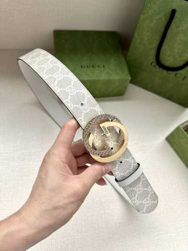 特 宽度：3.8Cm Gucci经典双G标识依旧是Gucci系列的重要设计元素。这款女士宽版皮革腰带采用米色和白色Gg Supreme帆布制成，沿用这一经典设计