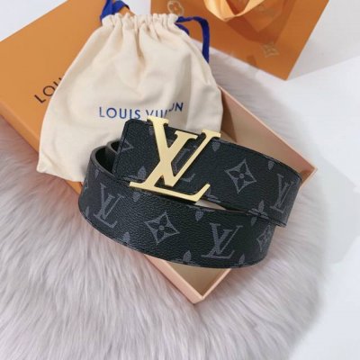 特 ：配送专柜全套礼盒包装。 Lv 40 毫米双面腰带将 帆布和柔软小牛皮分饰两面，以摩登视角重绎路易威登的经典设计，更有 Lv 字母搭扣绘上标志性一笔。搭提供