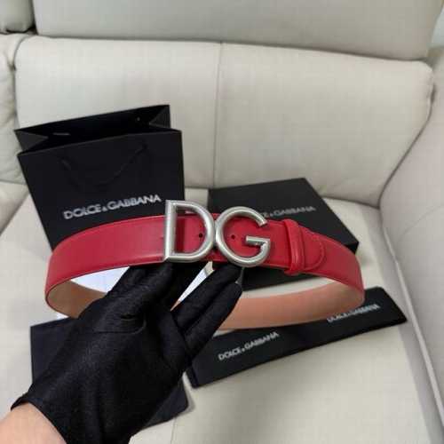 Dg宽4.0Cm 杜嘉班纳 新款 Devotion 系列 Lux 皮革腰带，点缀手工打造的徽标爱心珠宝金属合金搭扣，镶嵌珍珠装饰。扣下方设有点扣无镍搭扣与配件