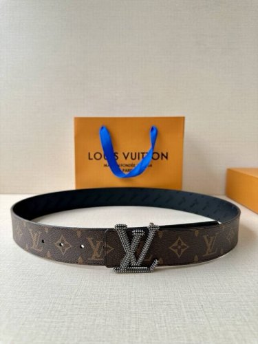 4.0宽Lv Initiales Studs 可逆皮带诱人地将House Dna与意想不到的繁荣相结合，立即使风格现代化。双面表带覆盖着全覆盖的签名印花，由饰有