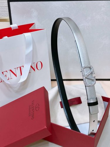 特 Vlogo Signature可双面佩戴小牛皮腰带 - Vlogo Signature搭扣 黄铜金属 -外层金属质感小牛皮 -内部亮面小牛皮 -宽度：2厘米