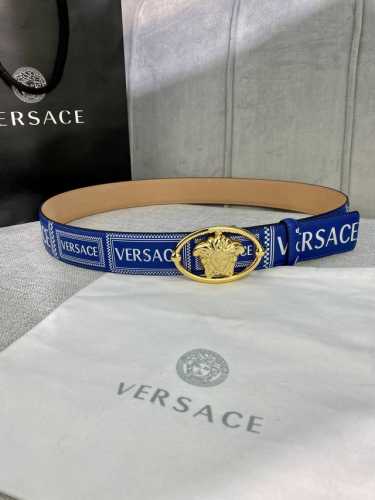 宽度4.0Cm Versace 范思哲 此款Palazzo腰带采用牛皮革面料制作，并饰有Le Pop Classique图案印花和标志性的美杜莎五金配件。