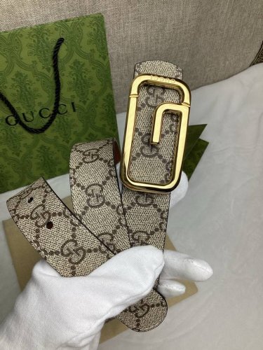 3.0宽，双面腰带 DDD 这款腰带亮眼吸睛，是2026早春系列之一。腰带扣设有一个销钉，可轻松翻转互扣式方扣造型配件。钯金色调饰面呈现泛光效果，为整个设计添注