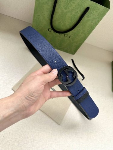 Gucci 宽度4.0Cm每一季，品牌典藏设计中的标志性元素都会吐故纳新，为经典注入新意。Guccio Gucci字母交织图案巧妙融入纹理和材质，以印花压纹点缀
