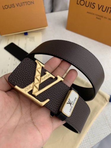 品名： Lv..路易..威登原单 型号：经典挂扣，纯钢材质新款花纹扣头，图片实物拍摄 材料：头层牛皮，挂扣系列，纯钢质扣头，钯镀电镀工艺永不掉色