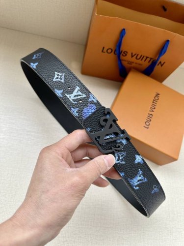 Lv新款出货，原版品质，带身4.0Cm宽。采用特色印花图案面料，荔枝纹头层牛皮底制作。搭配精品lv钢挂扣。商务休闲精品搭配新款。