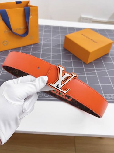 特 寬度：40Mm Louis Vuitton 該腰帶一面採用定制帆布 一面採用原廠柔軟小牛皮 並飾有logo標識 全新靈感字母搭扣色調與腰帶相呼應 。特別限定