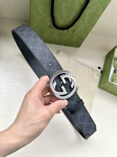 宽度3.8Cm Gg Marmont系列每一季都会推陈出新，为灵感源于70年代的标志性双G搭扣注入现代精髓。这款黑色 米色和乌木色Gg Supreme帆布腰带反