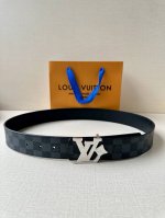 4.0宽Lv Flower 双面腰带取材 Monogram 涂层帆布，借背面皮革的 Lv Flower 压纹彰显 Pharrell Williams 设计的崭新
