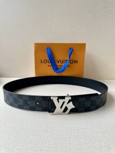 4.0宽Lv Flower 双面腰带取材 Monogram 涂层帆布，借背面皮革的 Lv Flower 压纹彰显 Pharrell Williams 设计的崭新