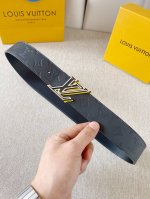 特 P210 Lv：夏季新款男士双面腰带，一面为小牛皮头层压花、另一面为小牛皮头层平纹，搭配可拆卸字母精品钢扣，4.0Cm支持Nfc