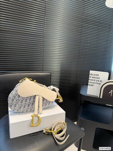 配盒子 迪奥马鞍包Dior 颜值很到位 实用性非常好 任何风格都可驾驭 加上又A又飒的感觉风格 尺寸：24 20 货号0455