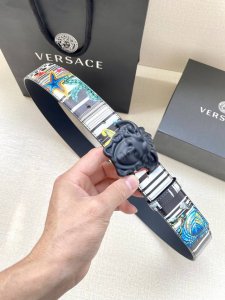 特 宽度4.0Cm Versace 范思哲 此款Palazzo腰带采用牛皮革面料制作，并饰有Le Pop Classique图案印花和标志性的美杜莎五金配件。