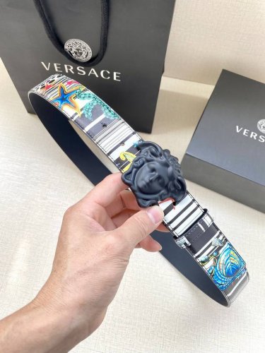 特 宽度4.0Cm Versace 范思哲 此款Palazzo腰带采用牛皮革面料制作，并饰有Le Pop Classique图案印花和标志性的美杜莎五金配件。