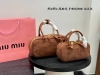 带盒子 Size：23*11Cm 小 28*14Cm 大 Miumiu手提保龄球 公文包 太秋冬太美好啦 Miu麂皮魅力真的太大拿下拿下愛受 可手拎也可斜挎 绝