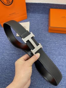 品牌爱马仕 特 描述采用高级真皮精制而成，触感厚实，饰以商标带扣。腰带为意大利尺寸，请在购买前参阅腰带尺寸指南. 铜扣金属配件 黑色皮革，采用环保工艺制作而成