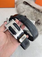 品名：爱马仕.Her..Mes自动扣皮带 腰带 型号：自动带身，纯钢材质经典自动扣，自动带身，内穿款 腰带：百分百头层牛皮，自动带身，保证真皮。24K纯钢扣永不