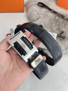 品名：爱马仕.Her..Mes自动扣皮带 腰带 型号：自动带身，纯钢材质经典自动扣，自动带身，内穿款 腰带：百分百头层牛皮，自动带身，保证真皮。24K纯钢扣永不