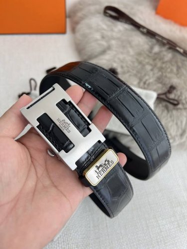 品名：爱马仕.Her..Mes自动扣皮带 腰带 型号：自动带身，纯钢材质经典自动扣，自动带身，内穿款 腰带：百分百头层牛皮，自动带身，保证真皮。24K纯钢扣永不