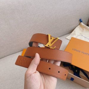 以路易威登 Parnassea 皮具系列为设计灵感，这款采用柔软压纹小牛皮制成的腰带精致演绎了标志性 Lv Initiales 腰带，且可双面使用。其具有的两种