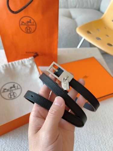 爱马仕 Hermes 针扣序列官网同步。Swift和Epsom小牛皮双面皮腰带，搭配金属皮带扣。 Lucky腰带配有标志性挂锁，挂锁在皮带扣下方优雅摆动，打造出
