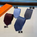 男士新款领带系列 H字母领带 ，稀有H家每年都有一千条不同印花的领带面世，从最初的多以几何图案表现骑术活动为主，到如今的款式则丰富得多，以活泼的动物或日常生活