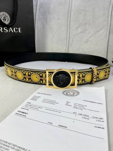 特 宽度4.0Cm Versace 范思哲 此款palazzo腰带采用牛皮革面料制作，并饰有le Pop Classique图案印花和标志性的美杜莎五金配件。