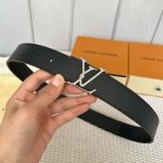 Lv S-Lock系列 宽度3.5Cm 精致的字母搭扣 搭配品牌專用小牛皮压横纹标识 双面用