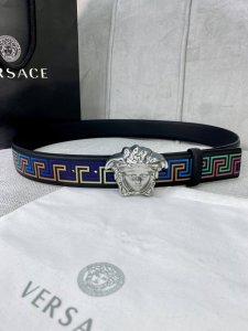 宽度4.0 Cm Versace 范思哲 此款经典的versace腰带由柔软的小牛皮制成，饰有la Greca印花，并配有3D美杜莎腰带扣。