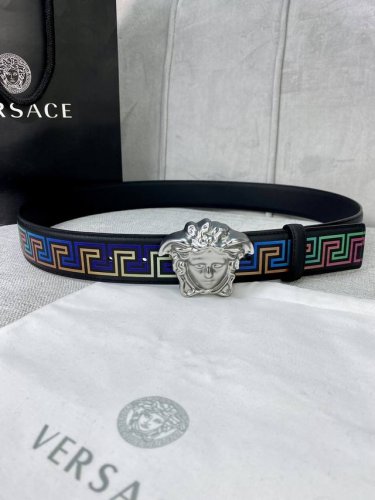 宽度4.0 Cm Versace 范思哲 此款经典的versace腰带由柔软的小牛皮制成，饰有la Greca印花，并配有3D美杜莎腰带扣。