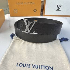 原版包裝 L0Uis Vuitt0N 專櫃最新升級版本 寬度40Mm 原廠小牛皮十字紋面 進口柔軟小牛皮底 搭配新型字母搭扣 百搭易襯！