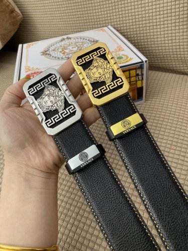 品名：Versace.范思哲 材质：原单牛皮腰带 百分百头层牛皮腰带保证真皮，24K纯钢扣，专柜原单品质、做工精细，时尚大牌，送人自用首选 包装： 请认准如图专