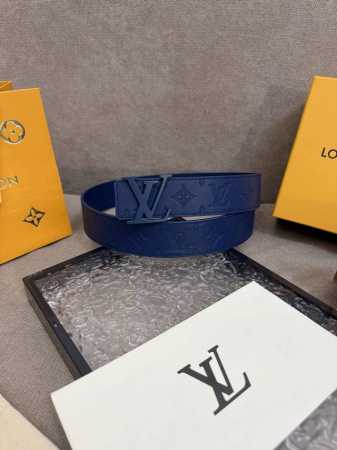 Lv Shadow 腰带拥有 Monogram Shadow 皮革的经典风尚和素面皮革的内敛格调，再为 Lv 搭精品挂扣，以摩登笔触焕新男士衣橱 M8633。 - 点击图像关闭