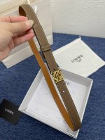 品牌罗意威 描述经典系列新品腰带，采用小牛皮材质，完美搭配手工车线，两款经典配色，可搭配商务西装或更为休闲的造型。腰带为法国尺寸，请在购买前参阅腰带尺寸指南.