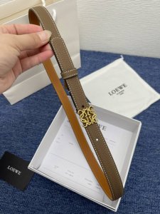 品牌罗意威 描述经典系列新品腰带，采用小牛皮材质，完美搭配手工车线，两款经典配色，可搭配商务西装或更为休闲的造型。腰带为法国尺寸，请在购买前参阅腰带尺寸指南.