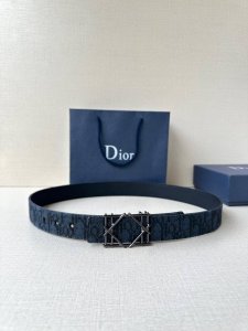 dior 宽度3.5Cm 这款不锈钢金属腰带扣、是季节男装系列新品，展现 Dior 经典的藤格纹图案。可与各式35毫米腰带搭配，彰显经典风格。