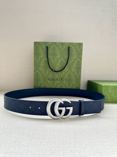 特 宽度3.8Cm Gucci 这款双面腰带巧妙融合gg Supreme帆布与头层品牌纹理材质，演绎历久弥新的实用设计理念。富有辨识度的双g配件再现典藏搭配，诠