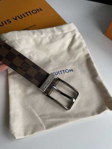 腰带皮带 Lv 3.5Cm宽全新入门级款式，丰富了帆布腰带系列，同时饰有damier Grapgite格纹。Damier帆布腰带，小牛皮内衬、明亮镀钯黄铜搭扣、