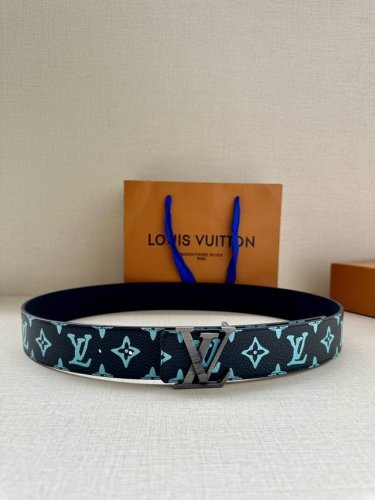 4.0宽Lv Shape 双面腰带以 Monogram Playground 帆布展现经典元素的当代姿采，尽释皮具系列的盎然活力。牛皮革增添沉稳一面，Lv Sh