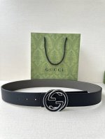 Gucci 宽度4.0Cm 早春系列透过现代视角焕新诠释品牌经典元素。这款腰带以牛皮革匠心打造，巧妙缀饰互扣式双G搭扣，搭配嵌花牛皮革。这款腰带正面以灰色牛皮革