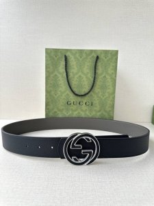 Gucci 宽度4.0Cm 早春系列透过现代视角焕新诠释品牌经典元素。这款腰带以牛皮革匠心打造，巧妙缀饰互扣式双G搭扣，搭配嵌花牛皮革。这款腰带正面以灰色牛皮革
