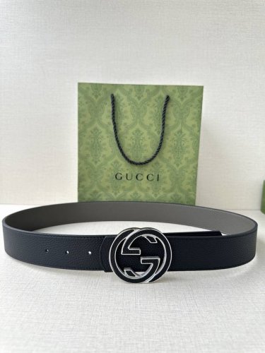 Gucci 宽度4.0Cm 早春系列透过现代视角焕新诠释品牌经典元素。这款腰带以牛皮革匠心打造，巧妙缀饰互扣式双G搭扣，搭配嵌花牛皮革。这款腰带正面以灰色牛皮革